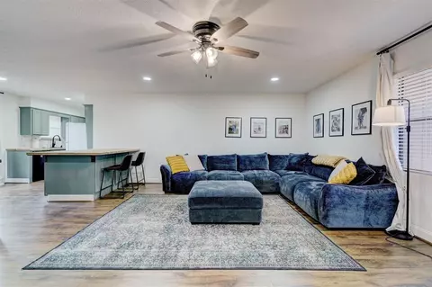 401 W Hillcrest Dr, Mustang, OK 73064