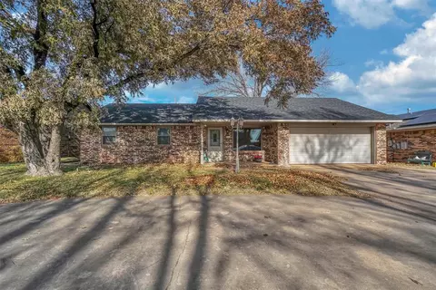 111 Mitchell Dr, Elk City, OK 73644