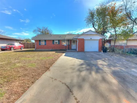 920 SW 1st St, Moore, OK 73160