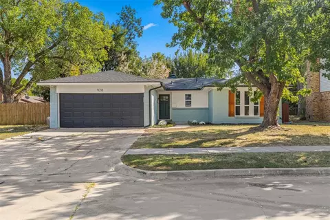 928 NE 5th St, Moore, OK 73160