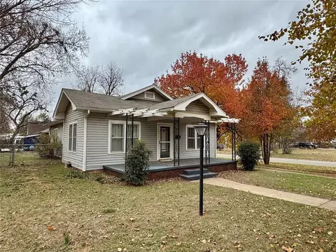 702 S 8th St, Chickasha, OK 73018 photo 2