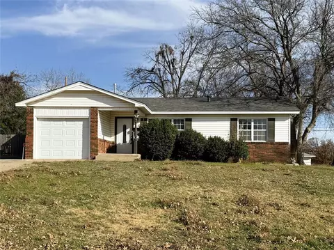 2207 S 12th St, Chickasha, OK 73018