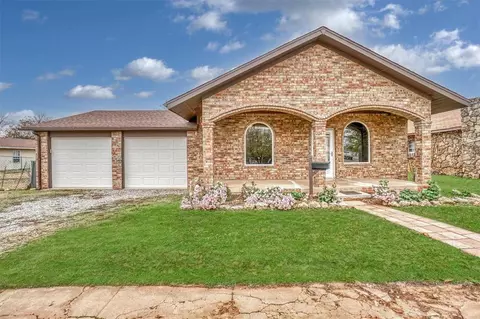 704 E Liveoak St, Altus, OK 73521