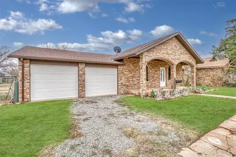 704 E Liveoak St, Altus, OK 73521 photo 2