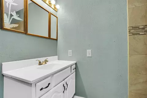 704 E Liveoak St, Altus, OK 73521 photo 18