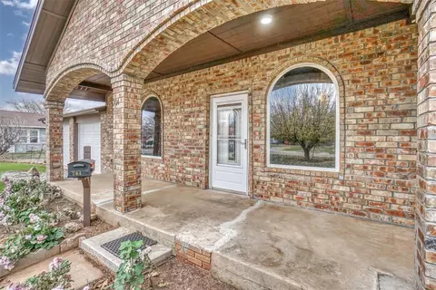 704 E Liveoak St, Altus, OK 73521 photo 4