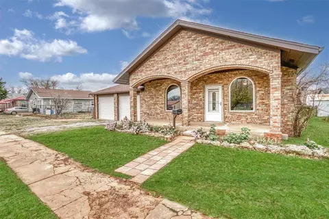 704 E Liveoak St, Altus, OK 73521 photo 3