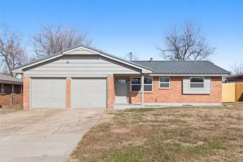 109 SW 12th St, Moore, OK 73160