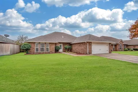 516 Peacock Cir, Altus, OK 73521