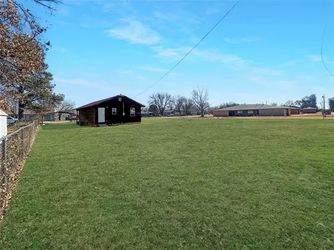 323 S Birch Ave, Erick, OK 73645 photo 4