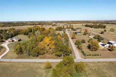 16 Th Deaville, Newcastle, OK 73065
