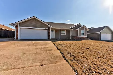 2300 E Hills Dr, Moore, OK 73160
