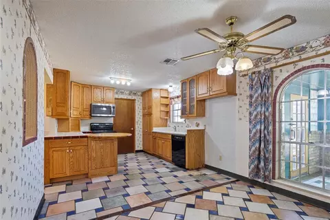 Kitchen - 1738 E Frontier Ter, Mustang, OK 73064 photo 5 of 6