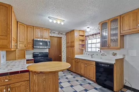 Kitchen - 1738 E Frontier Ter, Mustang, OK 73064 photo 3 of 6