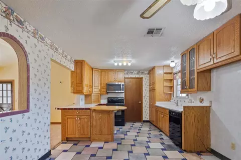 Kitchen - 1738 E Frontier Ter, Mustang, OK 73064 photo 2 of 6