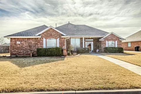 408 Cedar Ln, Moore, OK 73160 photo 2