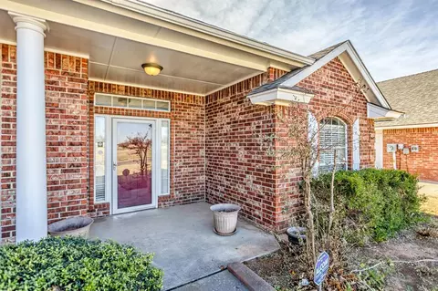 408 Cedar Ln, Moore, OK 73160