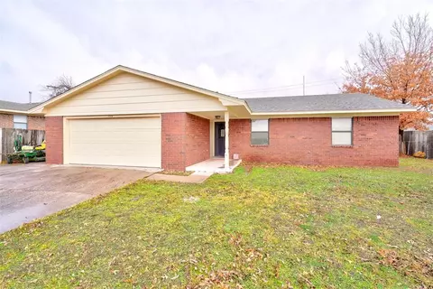 706 S 12th St, Marlow, OK 73055