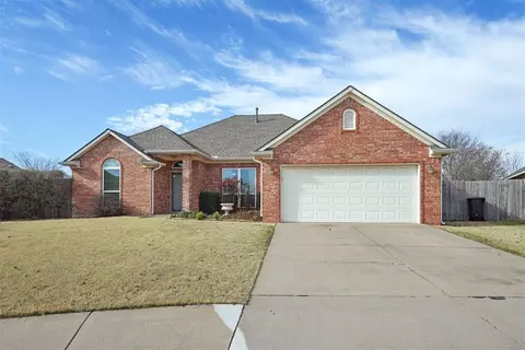 917 SW 39th St, Moore, OK 73160
