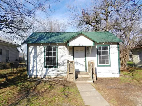 612 W 8th St, Ada, OK 74820