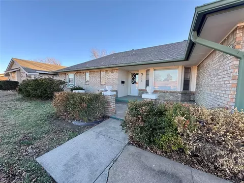 5928 NW 71st St, Warr Acres, OK 73132