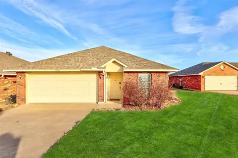 4504 Applegate Dr, Moore, OK 73160
