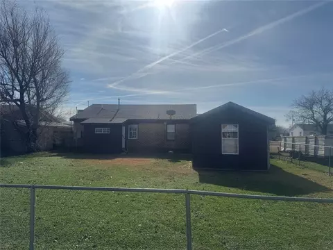 1021 E Walnut St, Altus, OK 73521 photo 3