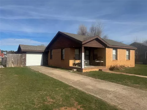 1021 E Walnut St, Altus, OK 73521