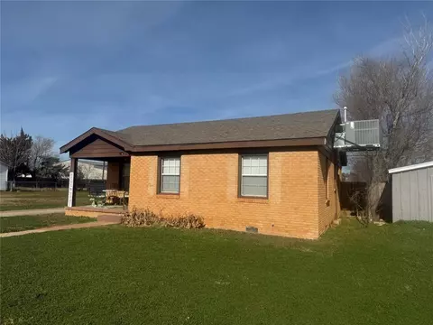 1021 E Walnut St, Altus, OK 73521 photo 2