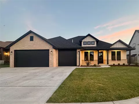 9224 NW 83rd St, Yukon, OK 73099