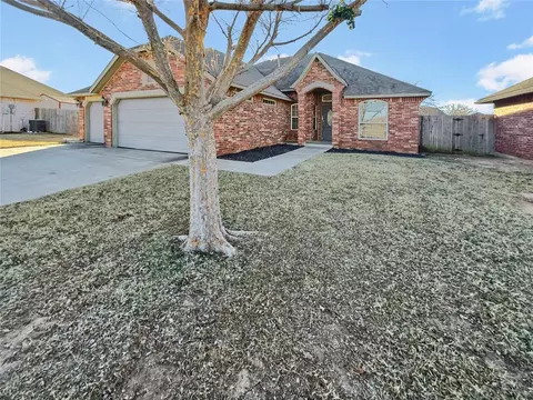 204 SW 30th St, Moore, OK 73160