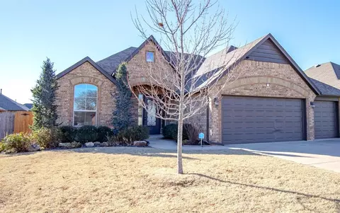 2716 SE 38th St, Moore, OK 73160