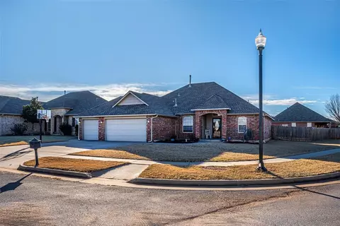 2400 SE 10th Pl, Moore, OK 73160