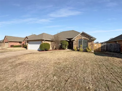3704 Kensington Dr, Moore, OK 73160