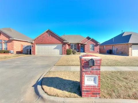 4212 Kensington Dr, Moore, OK 73160