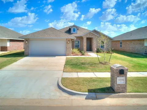 1016 Acacia Creek Dr, Yukon, OK 73099