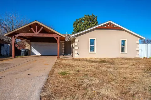 1033 NW 2nd St, Moore, OK 73160