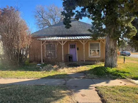 302 N 4th St, Sayre, OK 73662