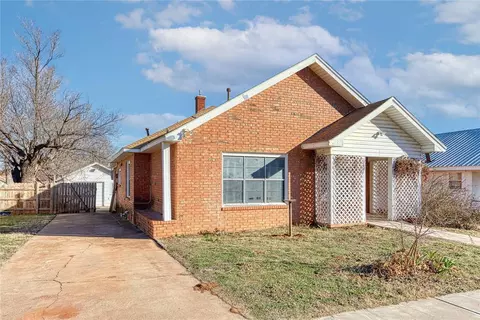 517 S 12th St, Clinton, OK 73601