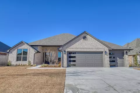 2808 Village Lake Dr, Norman, OK 73069