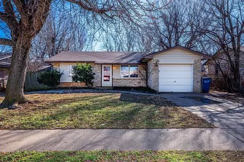 648 W Elder Dr, Mustang, OK 73064