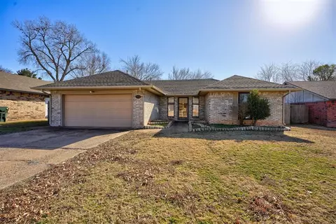 1902 Oakmeadows Dr, Norman, OK 73071