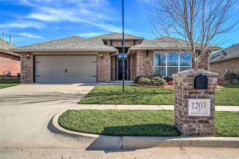 1204 Laurel Creek Dr, Yukon, OK 73099