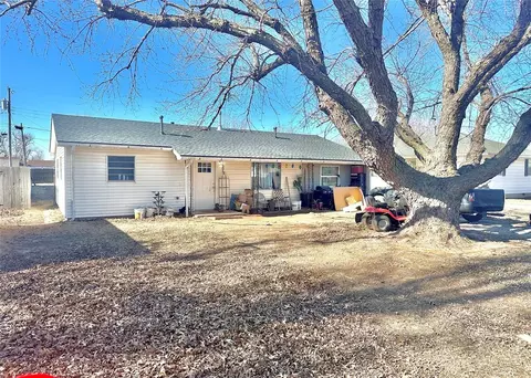 305 S Cedar St, Crescent, OK 73028