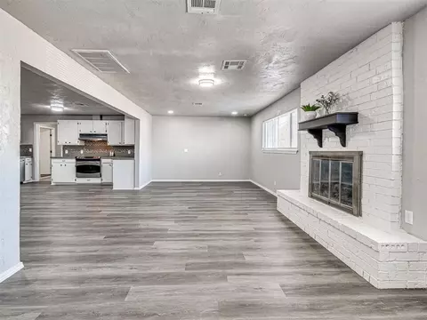 820 NW 34th St, Moore, OK 73160