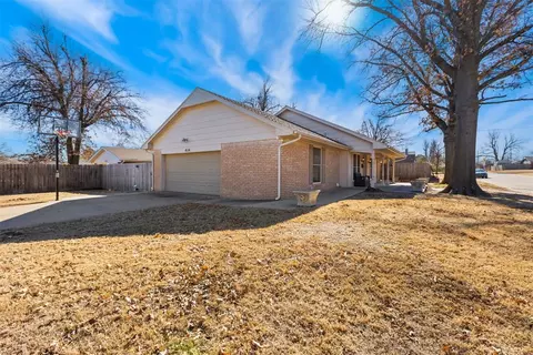 8136 NW 32nd St, Bethany, OK 73008
