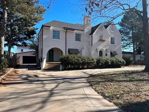 511 S 9th St, Clinton, OK 73601