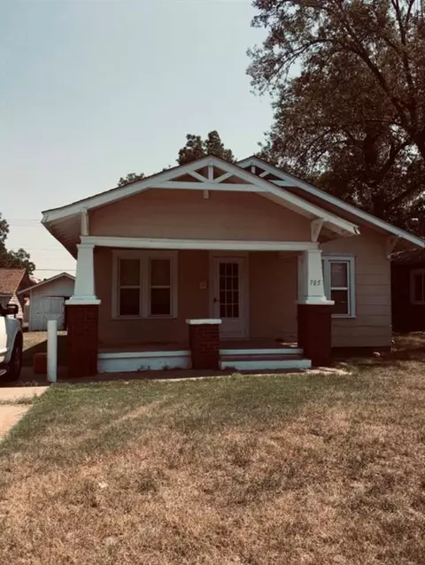 705 S 7th St, Clinton, OK 73601