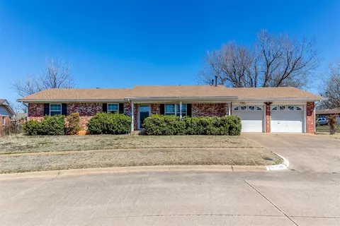 917 Willow Brook Dr, Midwest City, OK 73110