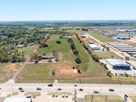 201 S Monocoupe Ln, Mustang, OK 73064